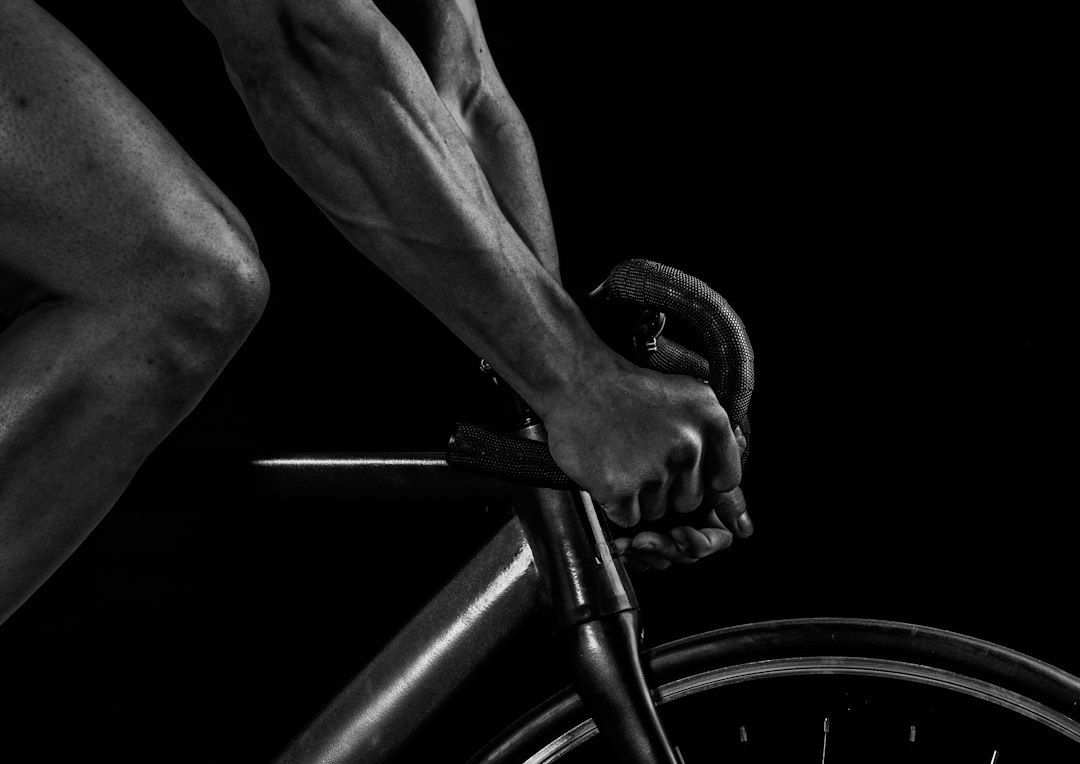 Svartvit närbild av cyklistens händer på ett bockstyre