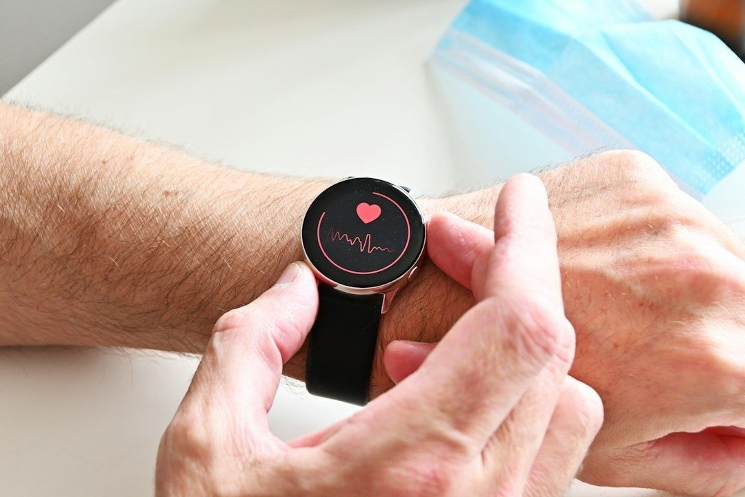 Person kontrollerar pulsen på ett armbandsur med pulsmätning